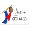Ansichtkaart Nederlandse vlag met bruine rugtas en tekst 'hoera, je bent geslaagd'