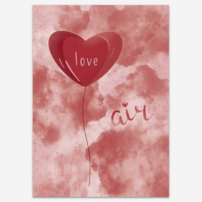 Rode kaart met hartvormige ballon en tekst 'love is in the air' op wolkenachtige achtergrond