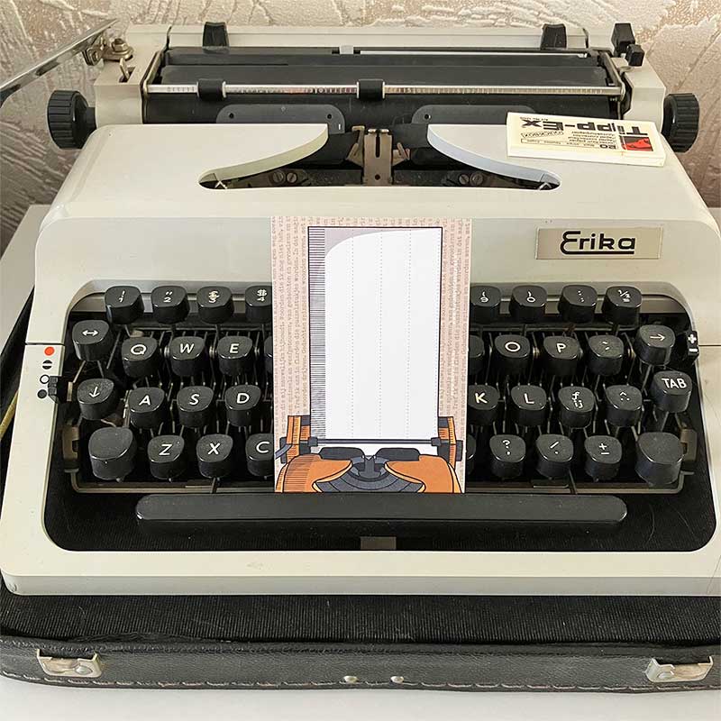 Beige adressticker met okergele typemachine en wit papier op typemachine