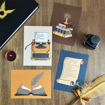 Postkaarten met boekenstapel, typemachine, open boek en perkament