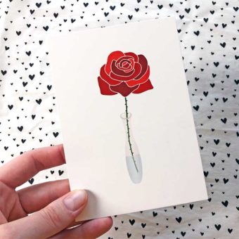 Ansichtkaart rode roos in vaas