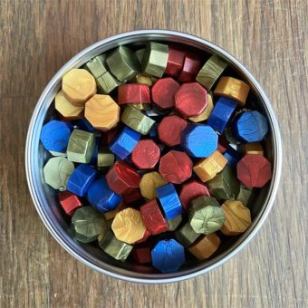 Wax in de kleuren rood, geel, blauw en groen in blikje